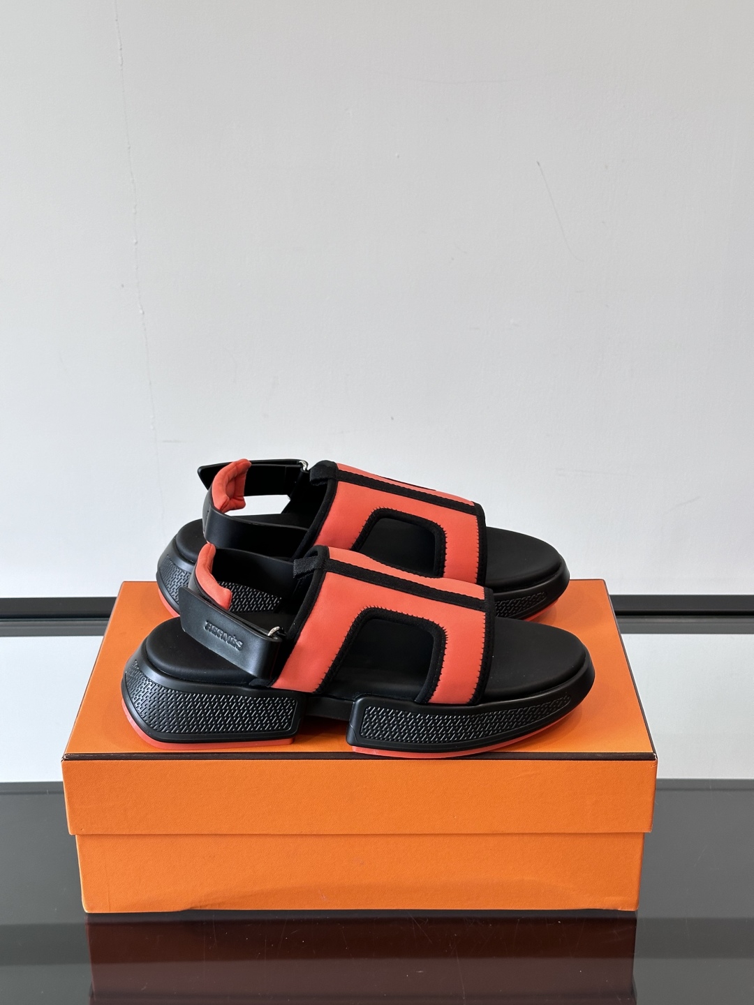 ◾️▫️Hermes 高端拖鞋凉鞋，高品质经典单品，用料上乘考究，版型宽松舒适，推荐入手，鞋面选用进口面