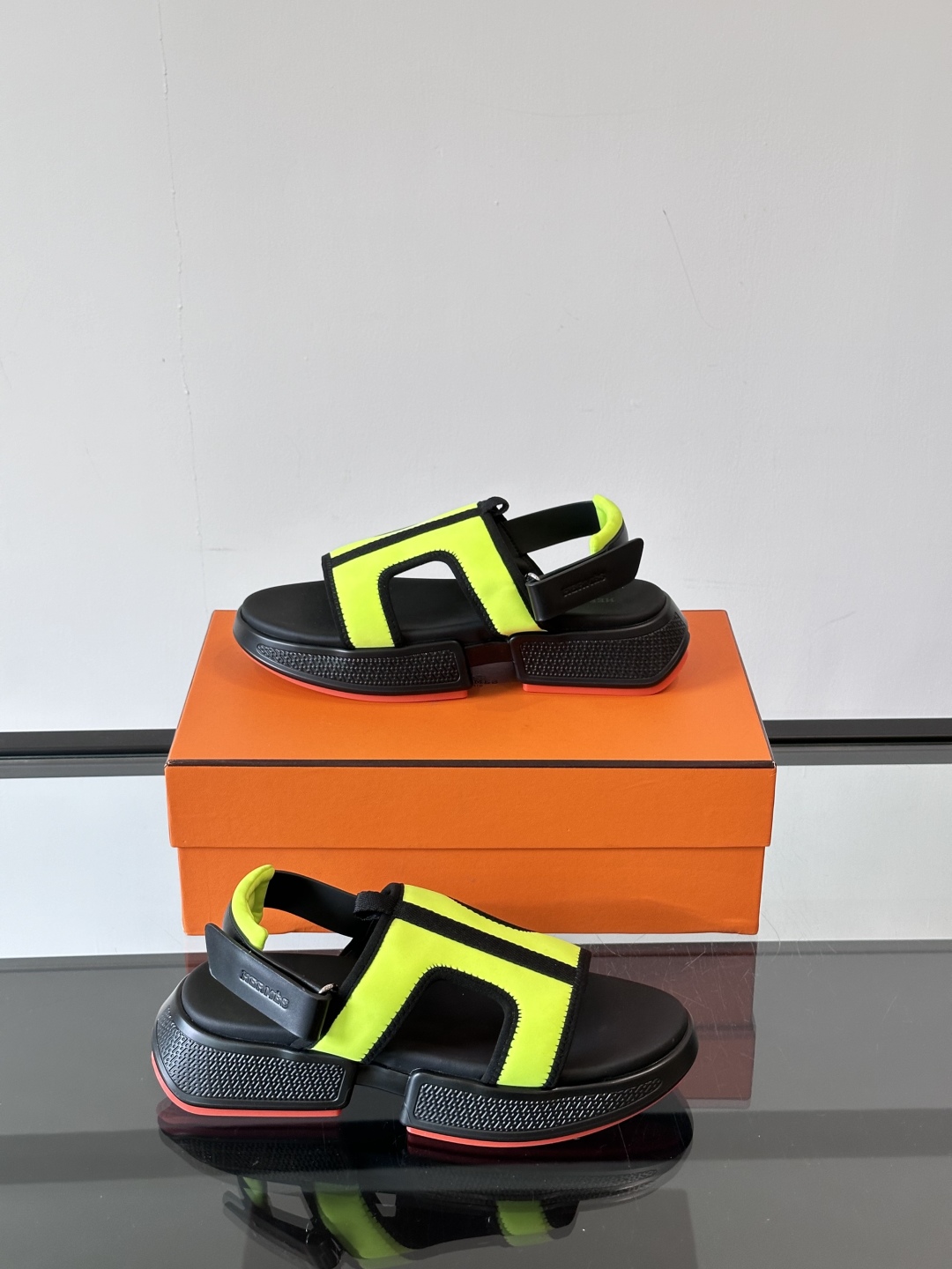 ◾️▫️Hermes 高端拖鞋凉鞋，高品质经典单品，用料上乘考究，版型宽松舒适，推荐入手，鞋面选用进口面
