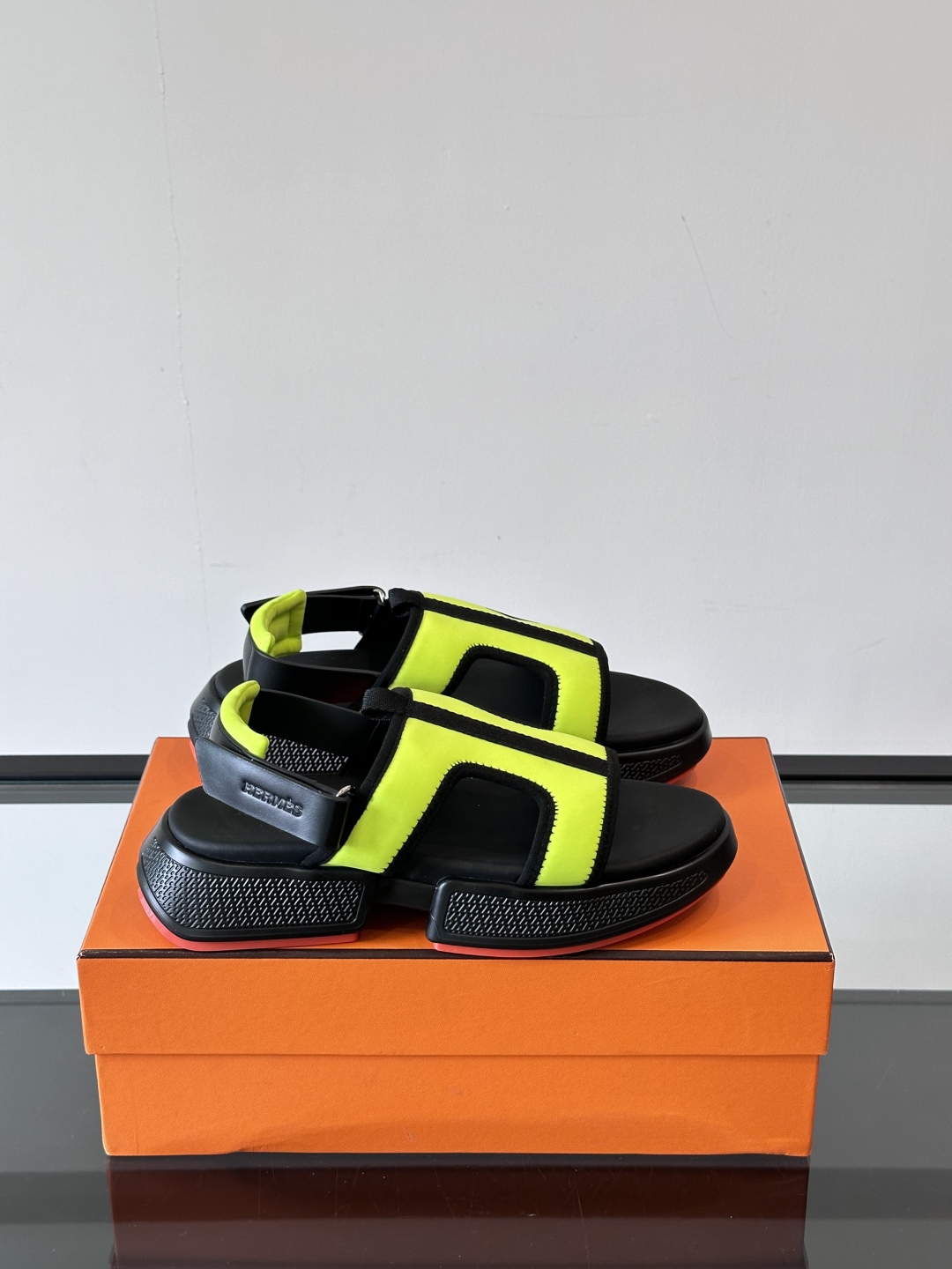◾️▫️Hermes 高端拖鞋凉鞋，高品质经典单品，用料上乘考究，版型宽松舒适，推荐入手，鞋面选用进口面