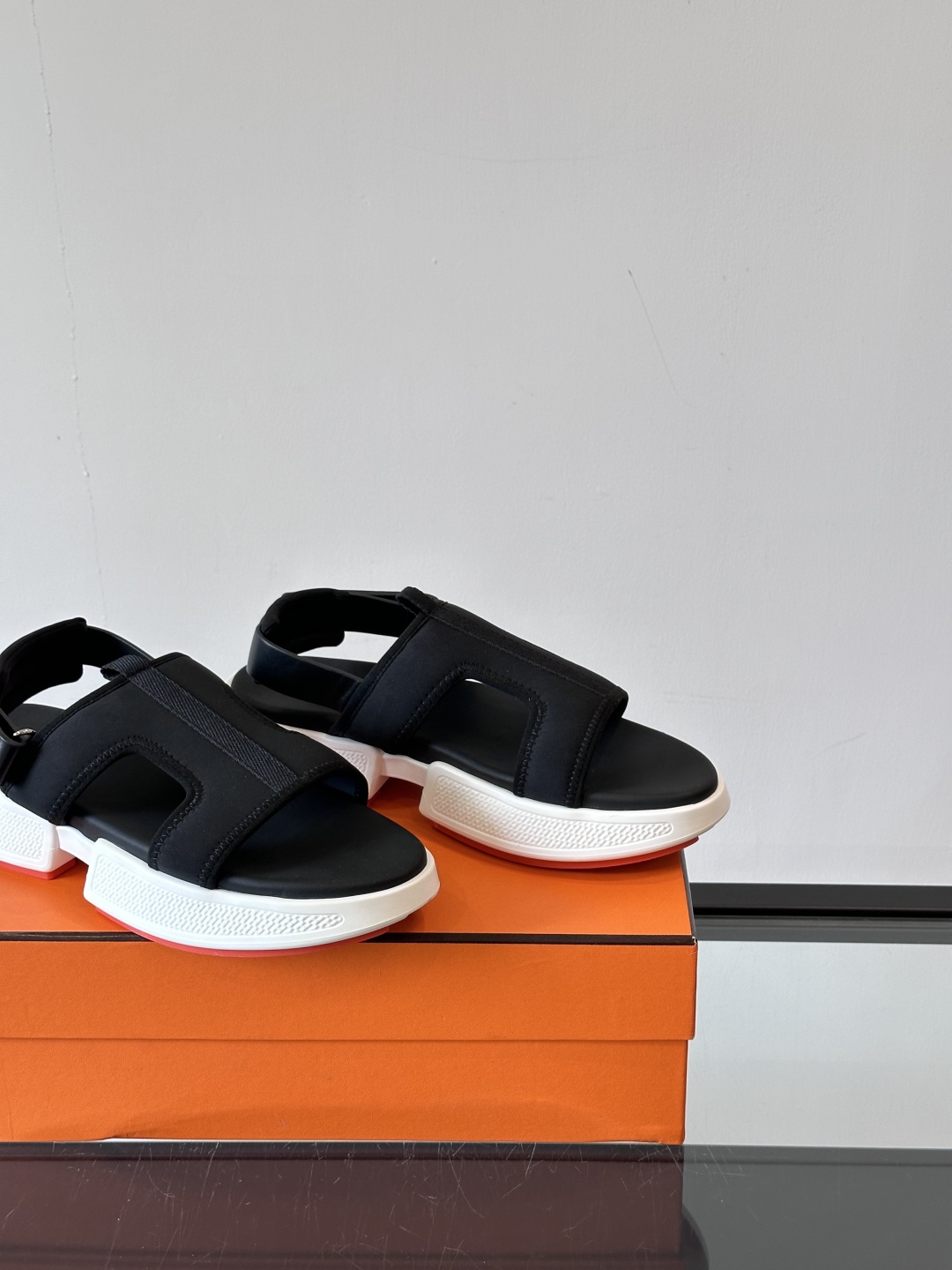 ◾️▫️Hermes 高端拖鞋凉鞋，高品质经典单品，用料上乘考究，版型宽松舒适，推荐入手，鞋面选用进口面