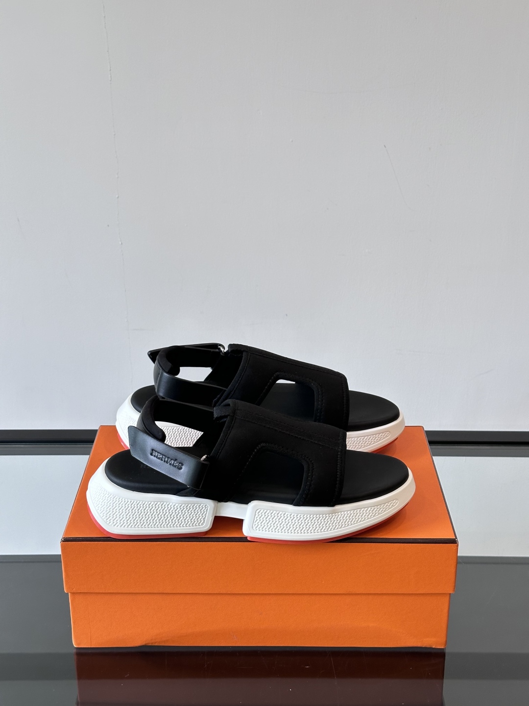 ◾️▫️Hermes 高端拖鞋凉鞋，高品质经典单品，用料上乘考究，版型宽松舒适，推荐入手，鞋面选用进口面