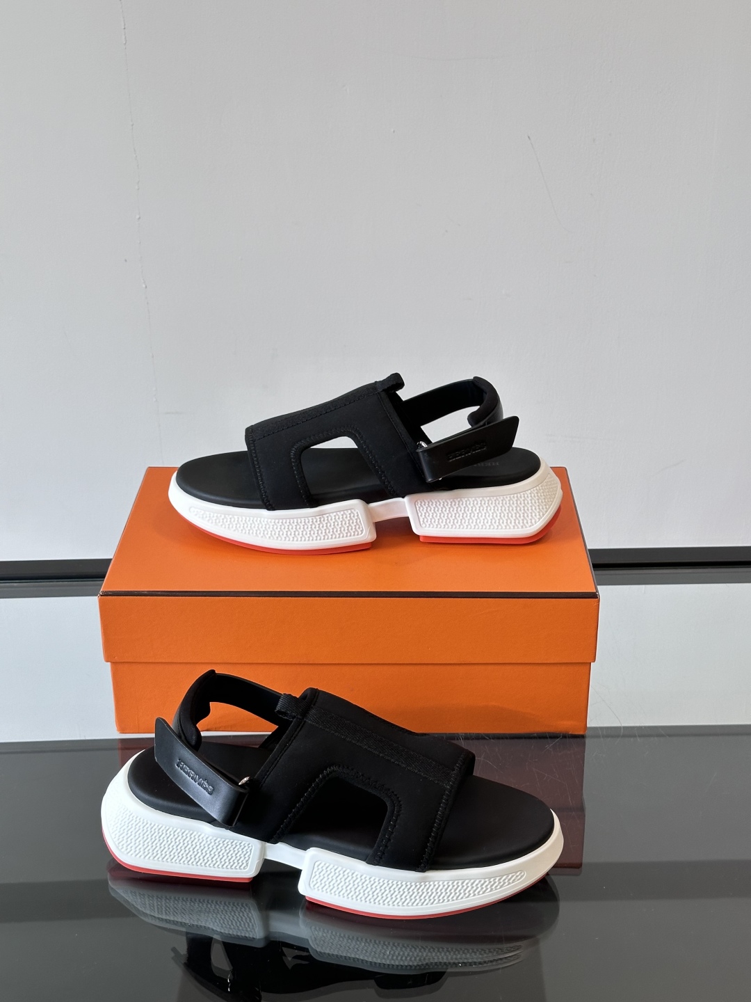 ◾️▫️Hermes 高端拖鞋凉鞋，高品质经典单品，用料上乘考究，版型宽松舒适，推荐入手，鞋面选用进口面