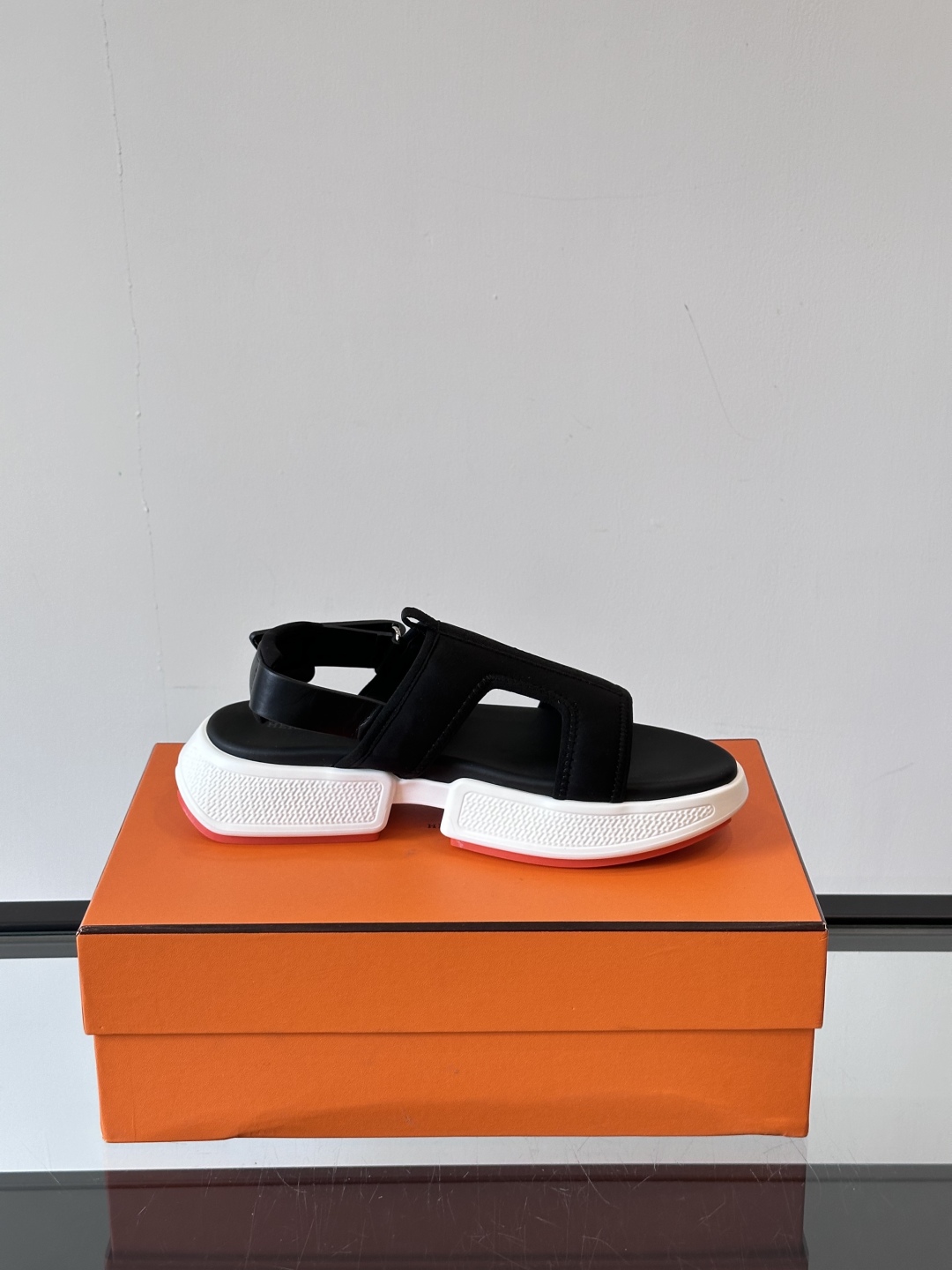 ◾️▫️Hermes 高端拖鞋凉鞋，高品质经典单品，用料上乘考究，版型宽松舒适，推荐入手，鞋面选用进口面