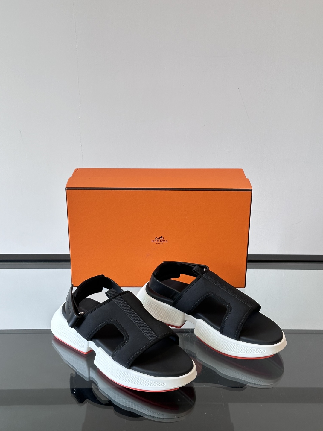 ◾️▫️Hermes 高端拖鞋凉鞋，高品质经典单品，用料上乘考究，版型宽松舒适，推荐入手，鞋面选用进口面