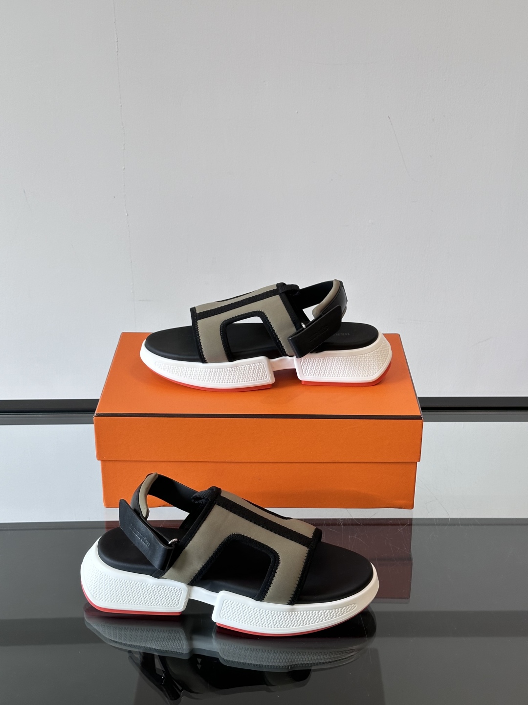 ◾️▫️Hermes 高端拖鞋凉鞋，高品质经典单品，用料上乘考究，版型宽松舒适，推荐入手，鞋面选用进口面