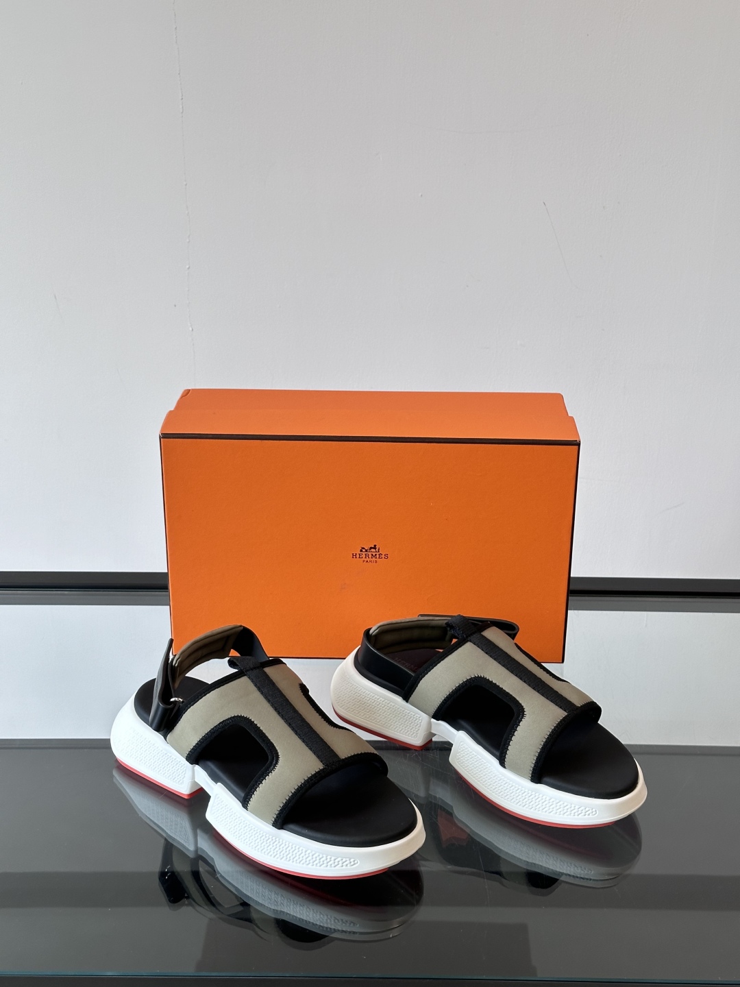 ◾️▫️Hermes 高端拖鞋凉鞋，高品质经典单品，用料上乘考究，版型宽松舒适，推荐入手，鞋面选用进口面