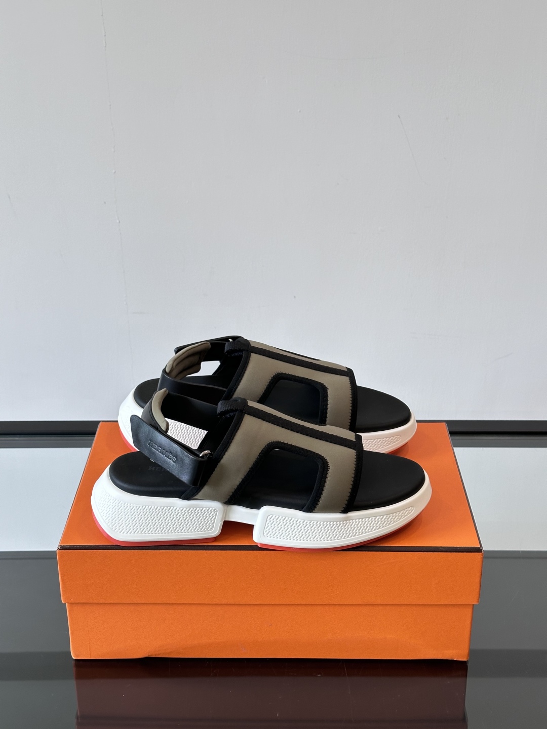 ◾️▫️Hermes 高端拖鞋凉鞋，高品质经典单品，用料上乘考究，版型宽松舒适，推荐入手，鞋面选用进口面