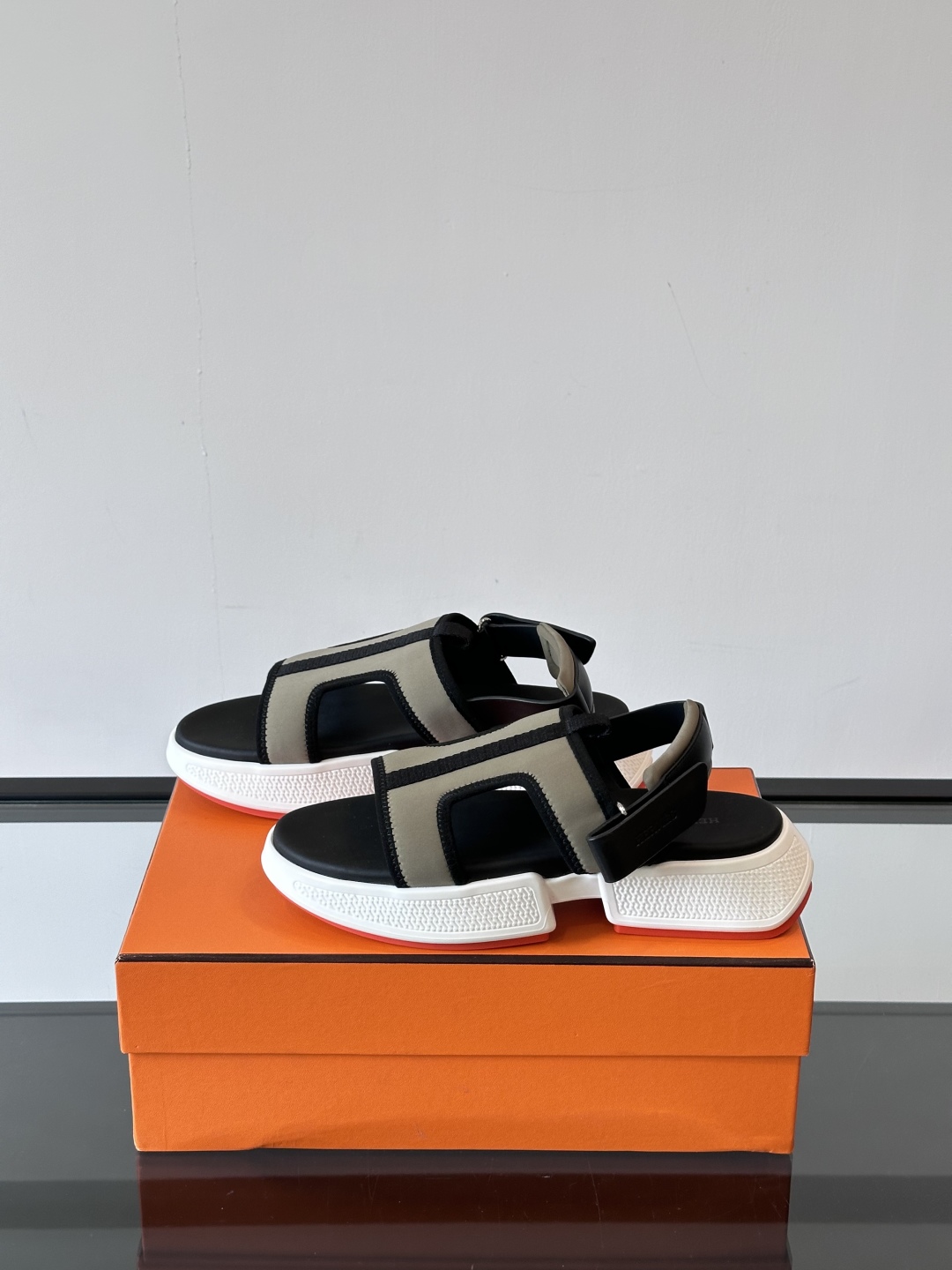 ◾️▫️Hermes 高端拖鞋凉鞋，高品质经典单品，用料上乘考究，版型宽松舒适，推荐入手，鞋面选用进口面