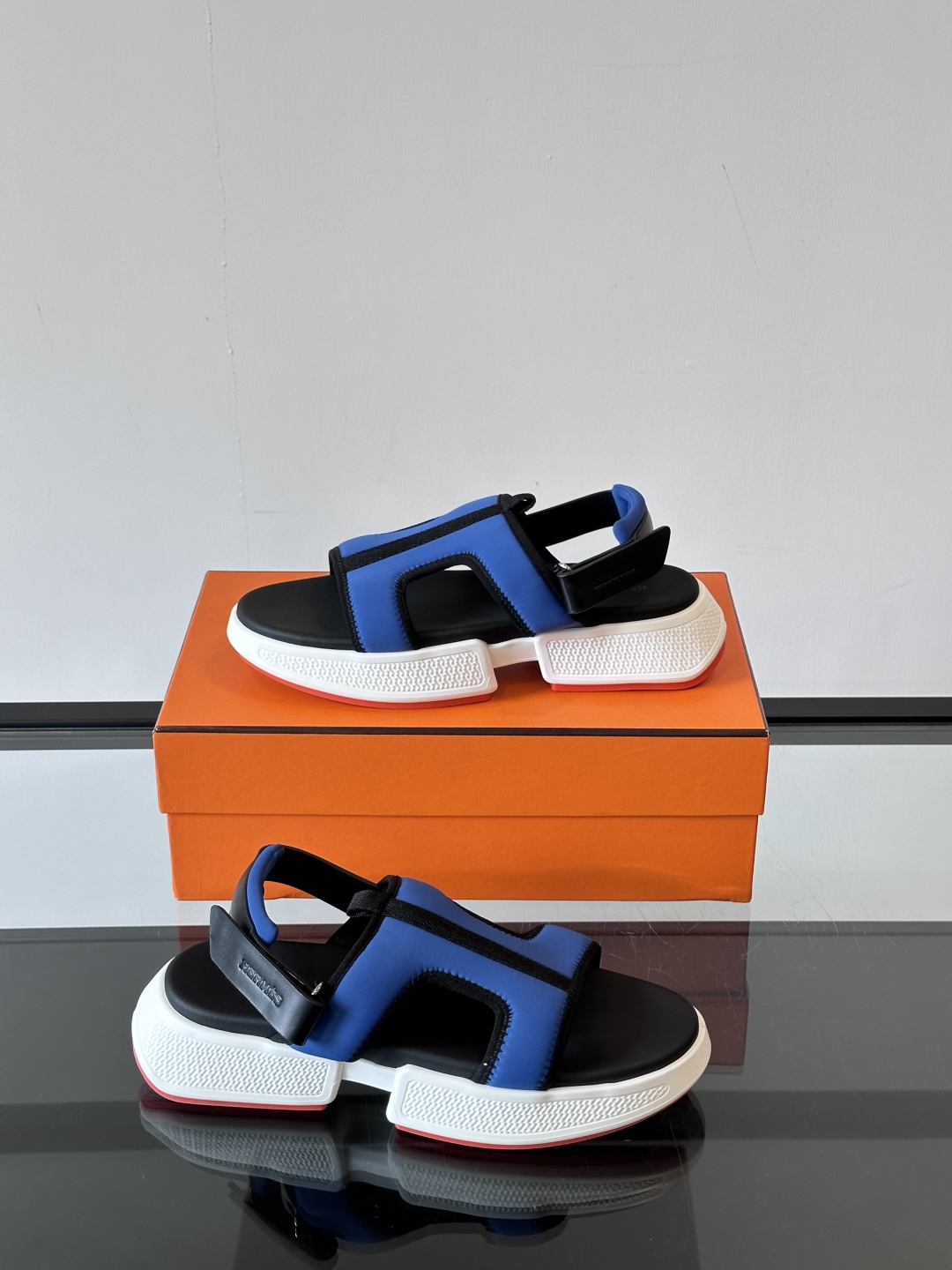 ◾️▫️Hermes 高端拖鞋凉鞋，高品质经典单品，用料上乘考究，版型宽松舒适，推荐入手，鞋面选用进口面
