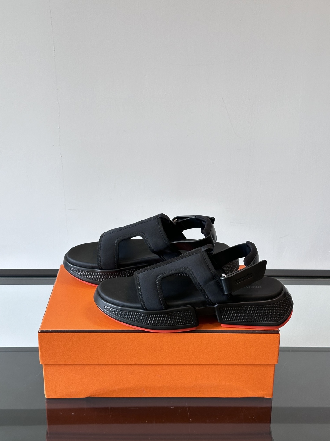 ◾️▫️Hermes 高端拖鞋凉鞋，高品质经典单品，用料上乘考究，版型宽松舒适，推荐入手，鞋面选用进口面