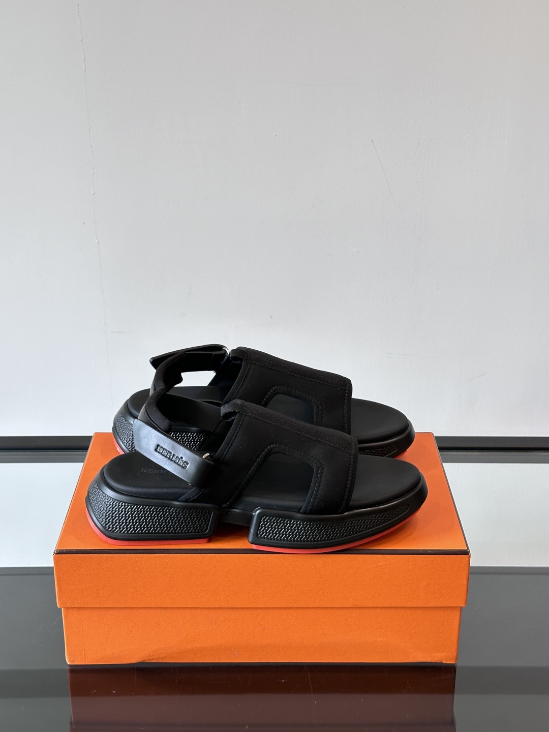 ◾️▫️Hermes 高端拖鞋凉鞋，高品质经典单品，用料上乘考究，版型宽松舒适，推荐入手，鞋面选用进口面
