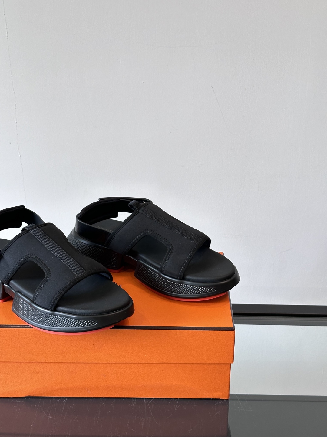 ◾️▫️Hermes 高端拖鞋凉鞋，高品质经典单品，用料上乘考究，版型宽松舒适，推荐入手，鞋面选用进口面