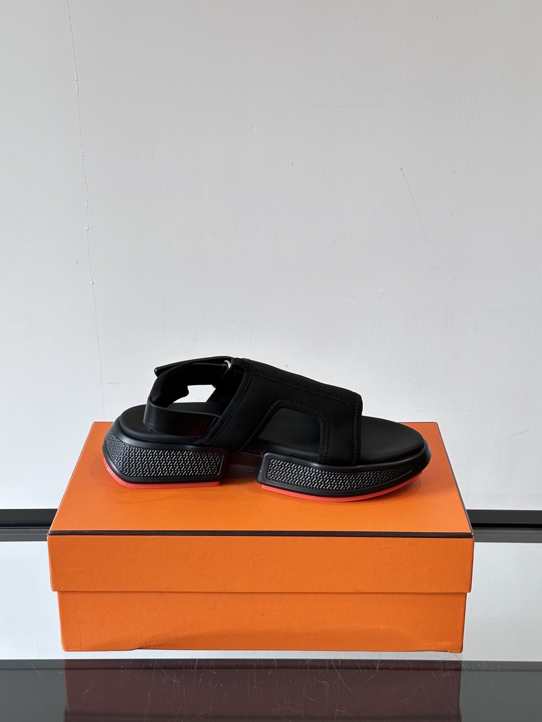 ◾️▫️Hermes 高端拖鞋凉鞋，高品质经典单品，用料上乘考究，版型宽松舒适，推荐入手，鞋面选用进口面