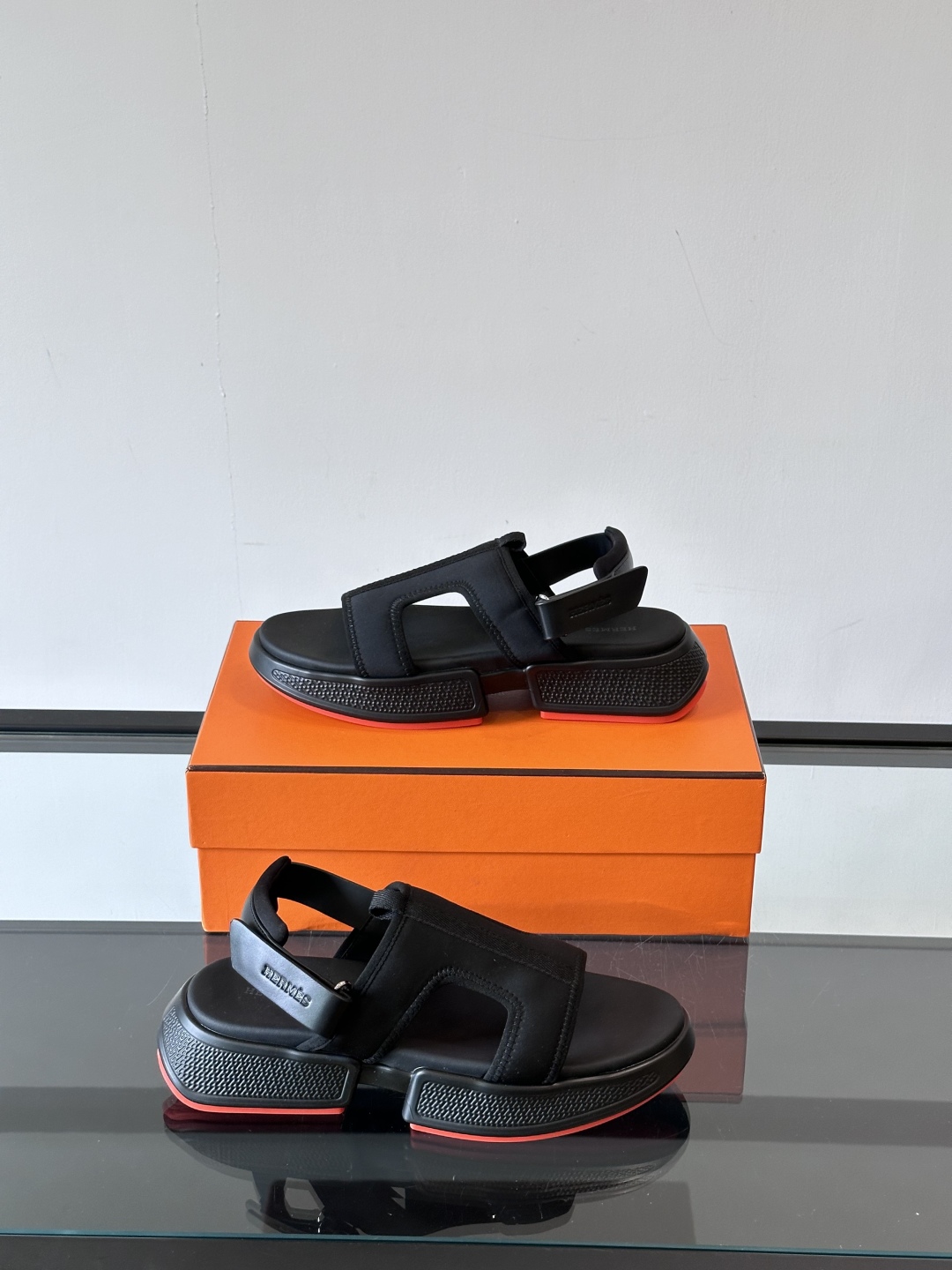 ◾️▫️Hermes 高端拖鞋凉鞋，高品质经典单品，用料上乘考究，版型宽松舒适，推荐入手，鞋面选用进口面