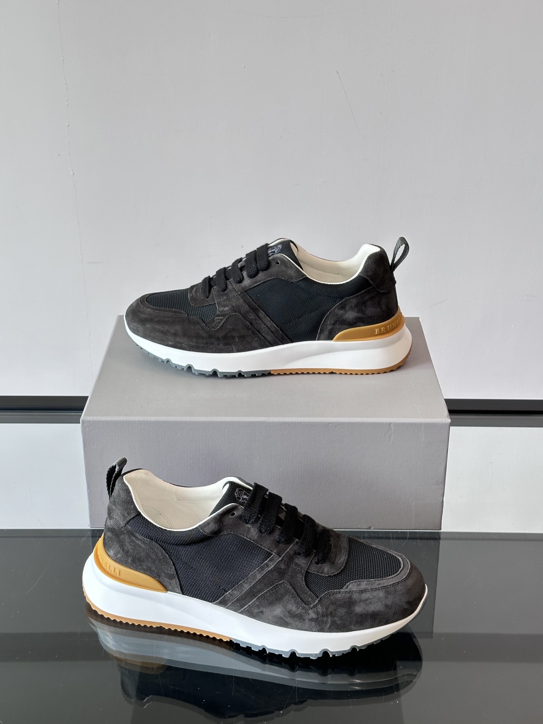 Brunello Cucinelli 新款拼色运动板男鞋 此款运动鞋面料采用意大利进口高丝光水洗翻毛皮和