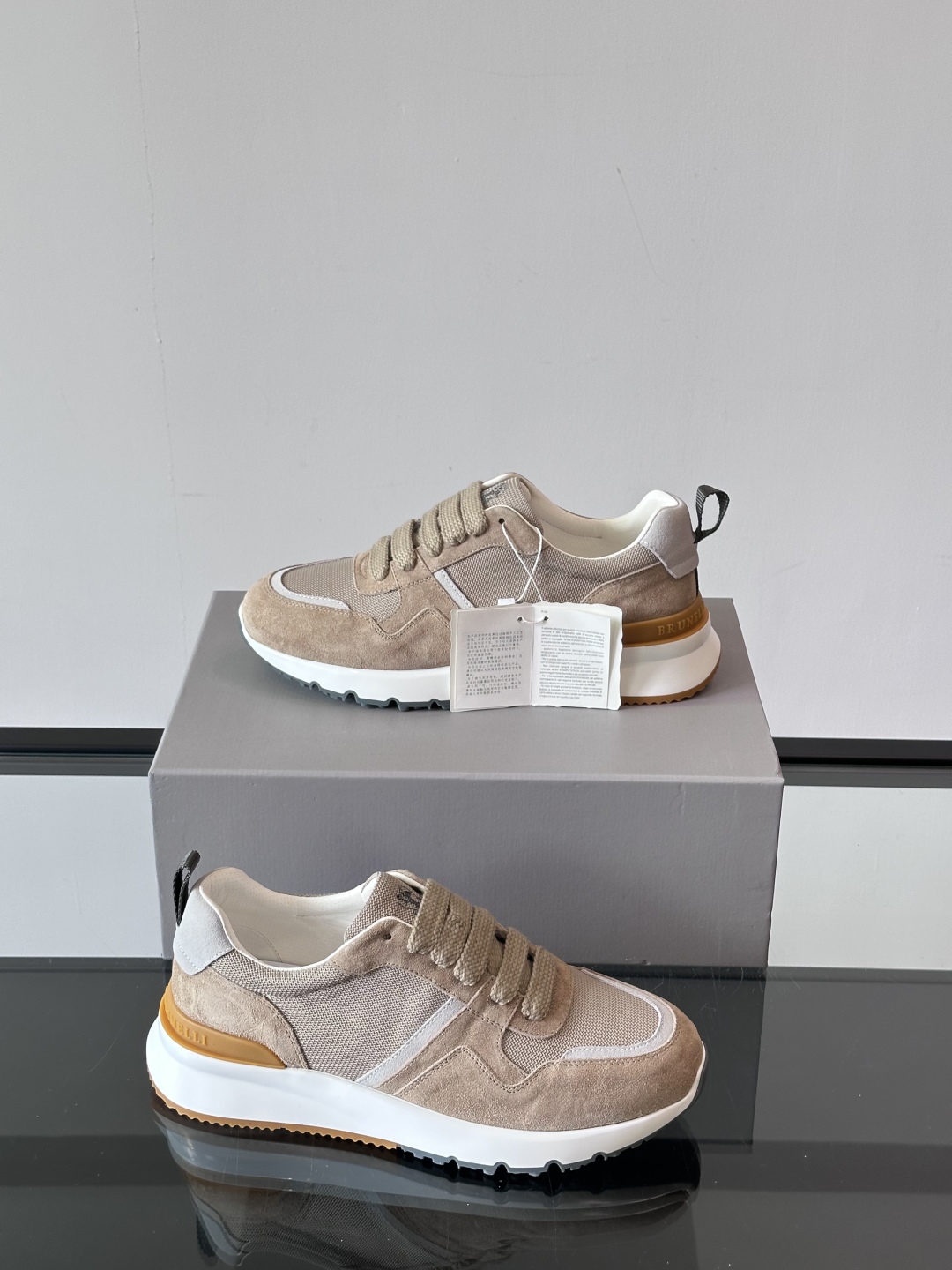 Brunello Cucinelli 新款拼色运动板男鞋 此款运动鞋面料采用意大利进口高丝光水洗翻毛皮和