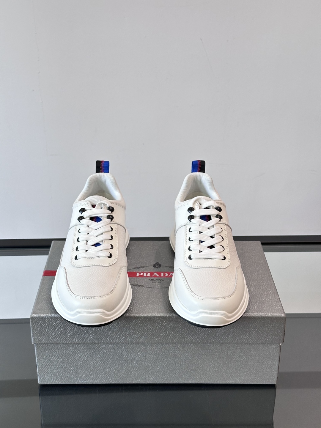 Prad*普拉达春夏新品男士高端运动鞋，这款运动鞋时尚百搭，简洁现代，融合运动风格和精致细节。选用进口牛