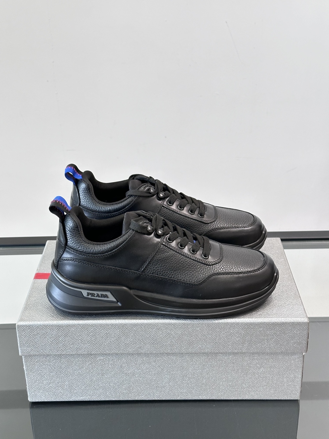 Zapatillas Deportivas de Cuero Prada para Hombre - Elegancia y Confort