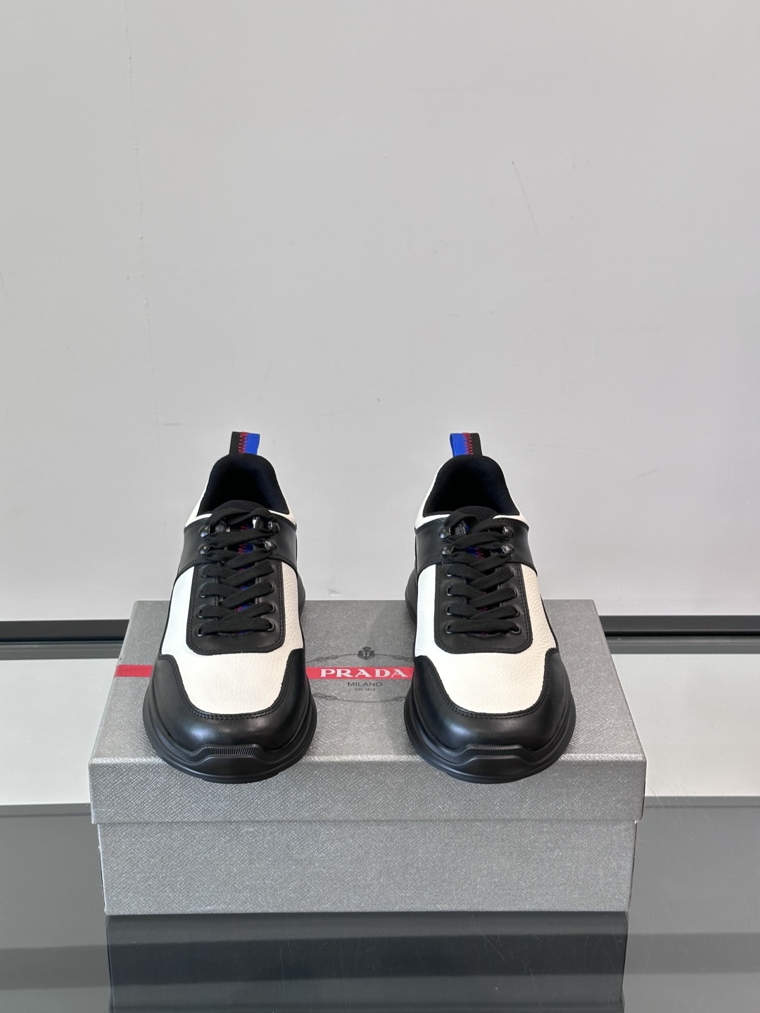 Prad*普拉达春夏新品男士高端运动鞋，这款运动鞋时尚百搭，简洁现代，融合运动风格和精致细节。选用进口牛