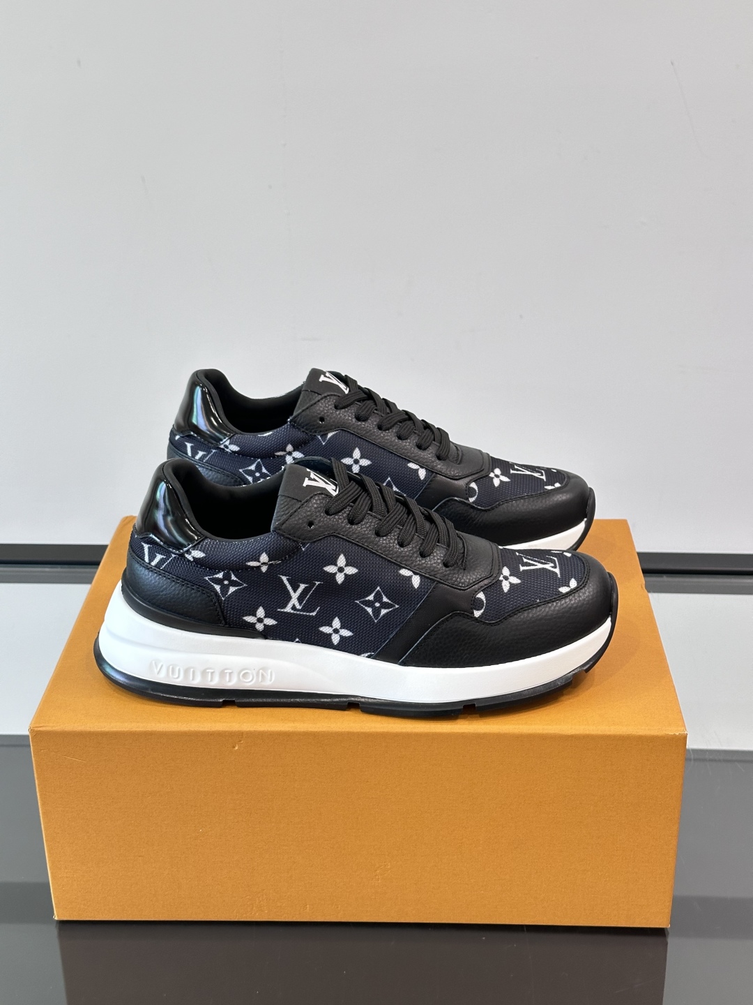 Louis Vuitton Heren Sneakers - Leer & Tech Stof - Klassiek Monogram Design