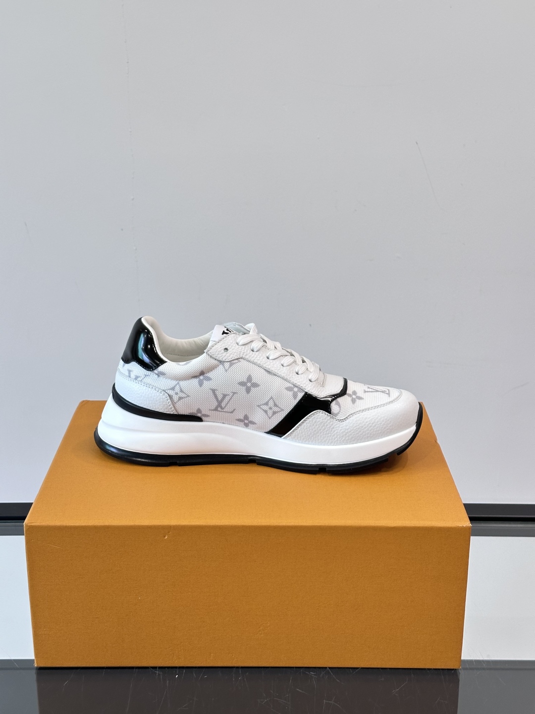 Louis Vuitton Men's White Leather Casual Sneakers with Classic Monogram 9 cmp i1750397284686 7273 0 7