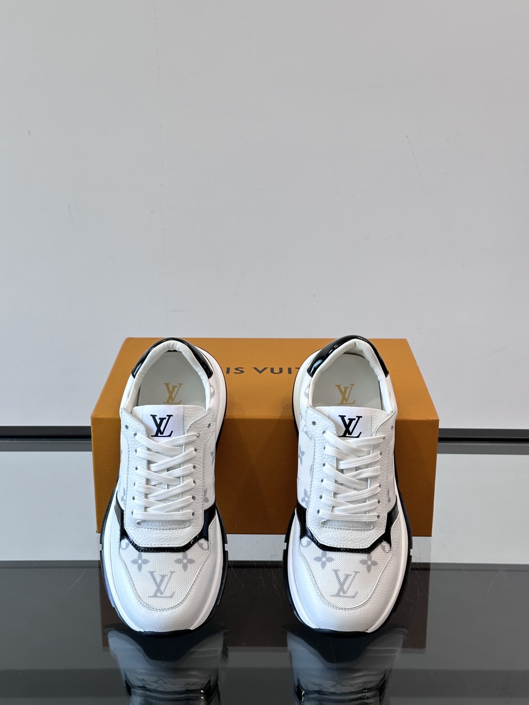 Louis Vuitton Men's White Leather Casual Sneakers with Classic Monogram 7 cmp i1750397284736 9840 0 5