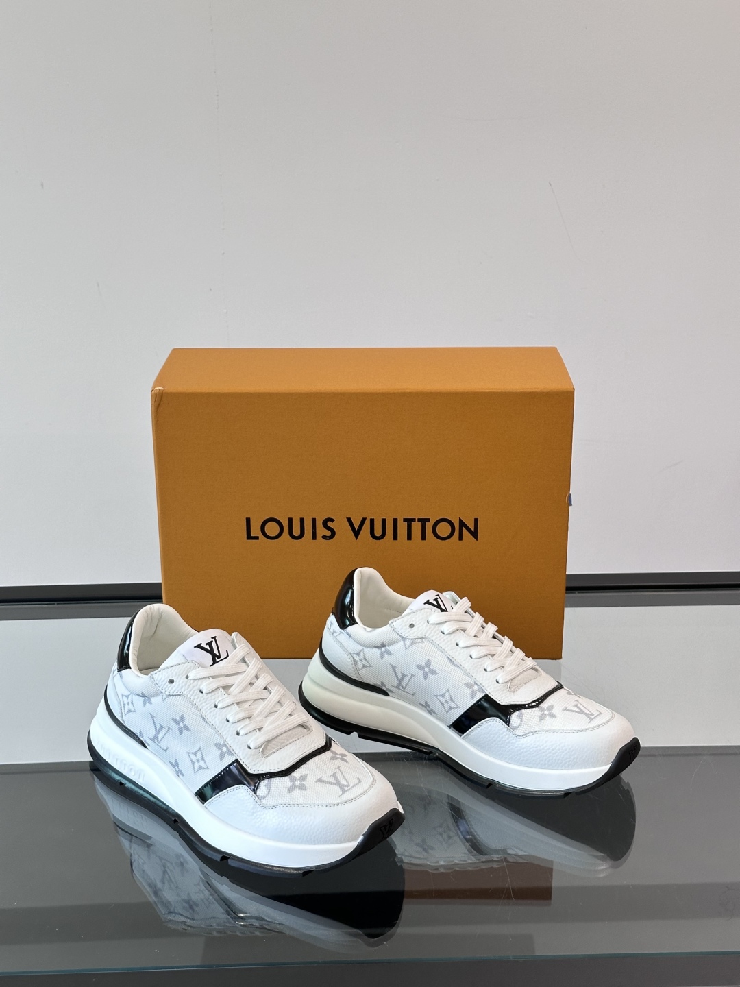 Louis Vuitton Men's White Leather Casual Sneakers with Classic Monogram 6 cmp i1750397286404 6126 0 4