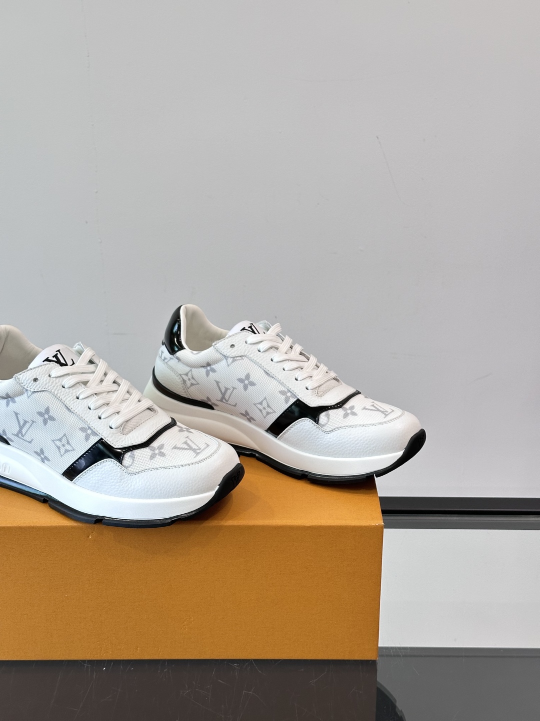 Louis Vuitton Men's White Leather Casual Sneakers with Classic Monogram 8 cmp i1750397286421 9737 0 6