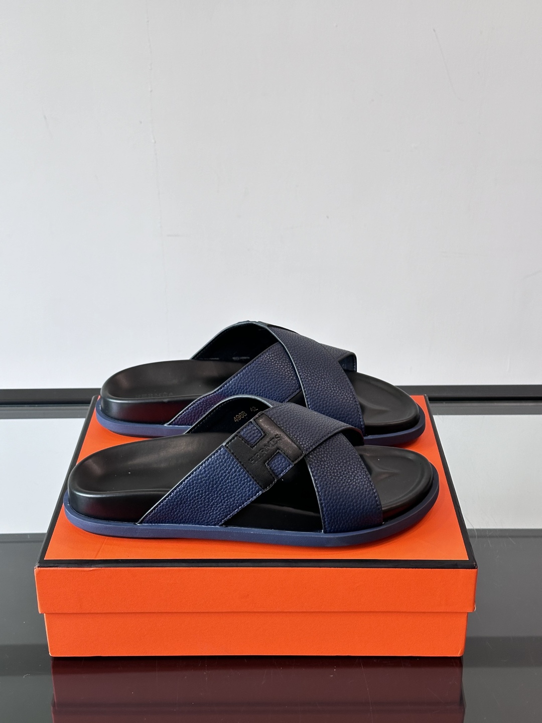 Hermès Heren Leren Slippers met Gekruiste Band - Stijlvol en Comfortabel