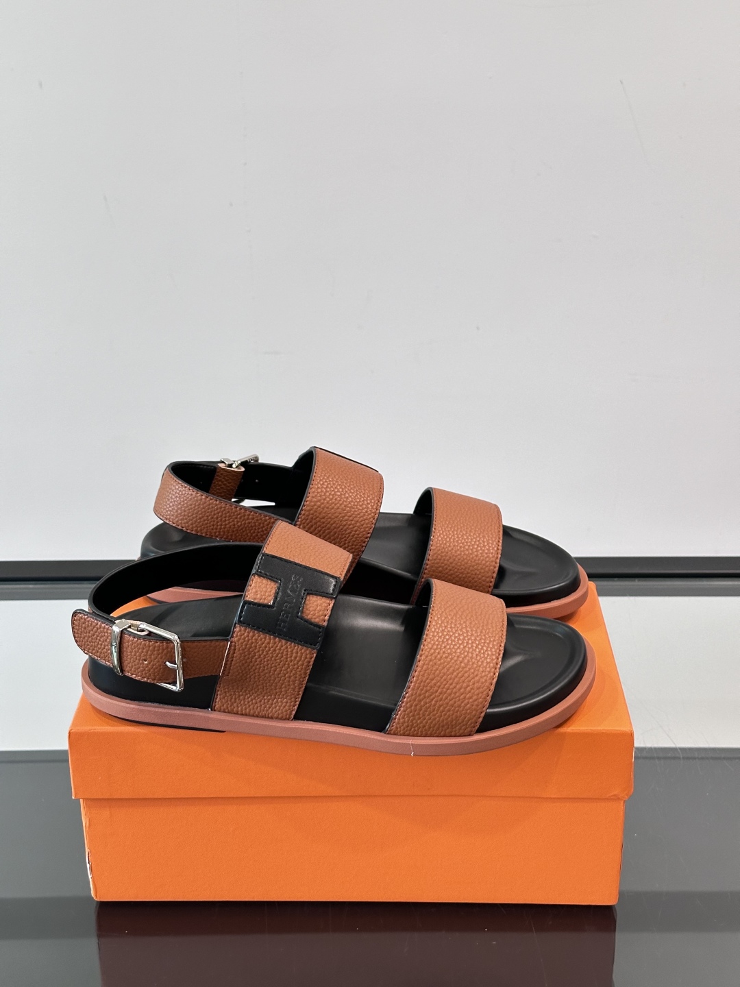 Sandales Homme Hermès Cuir Grainé Marron Clair - Confort et Élégance