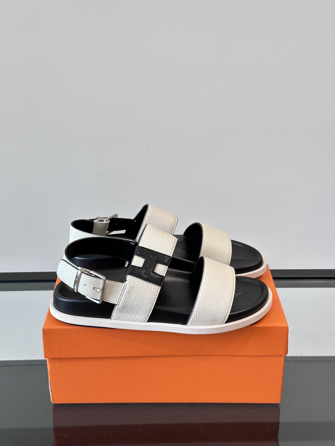Elegantes Sandalias de Cuero Hermès para Hombre - Comodidad y Estilo Clásico
