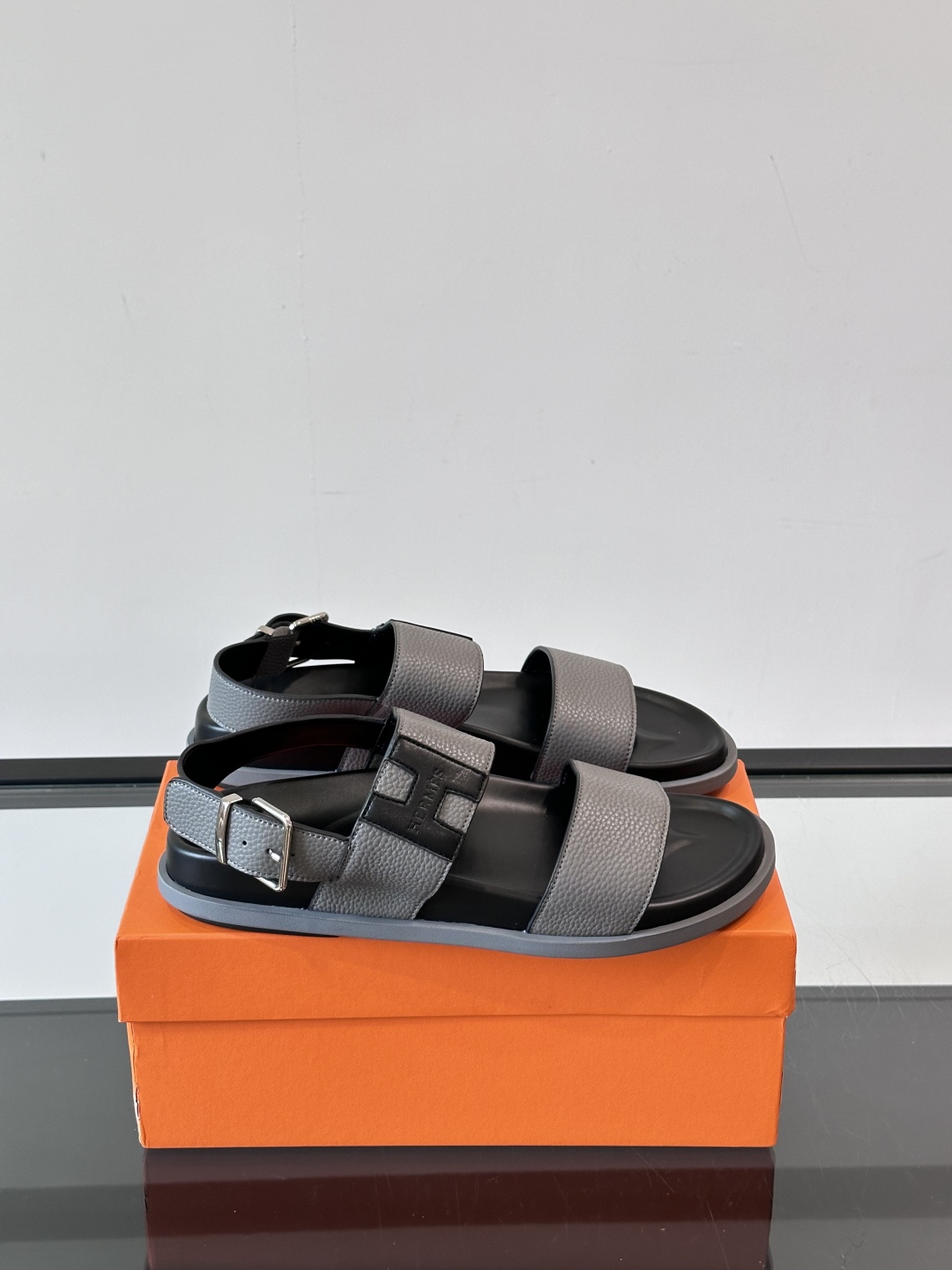 Hermès Heren Sandalen - Luxe Leren Slippers met Verstelbare Gesp - Grijs