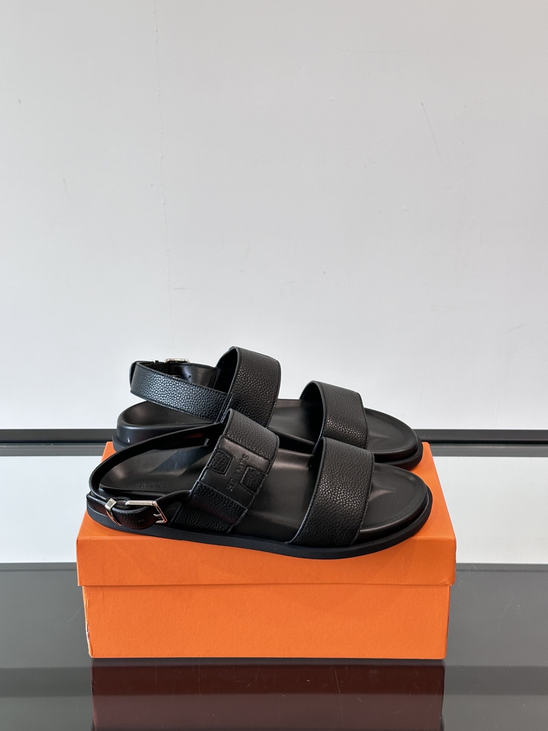 Hermès Men's Sandals: High-Quality, Classic Slides for Ultimate Comfort