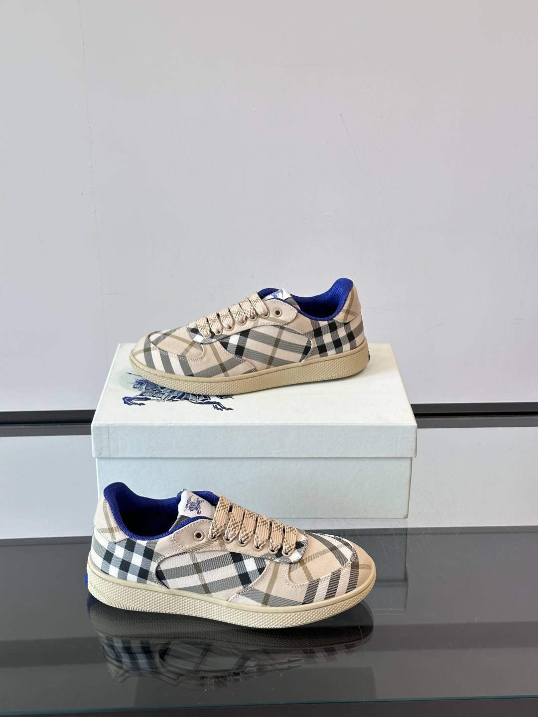 𝐁𝐔𝐑𝐁𝐄𝐑𝐑𝐘巴宝莉 终于来了|酷·飒 格纹terrace运动鞋 ，巴宝莉（Burberry）经典原素