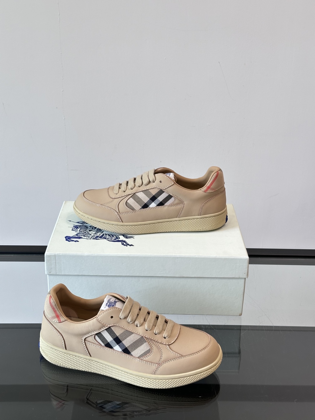 𝐁𝐔𝐑𝐁𝐄𝐑𝐑𝐘巴宝莉 终于来了|酷·飒 格纹terrace运动鞋 ，巴宝莉（Burberry）经典原素
