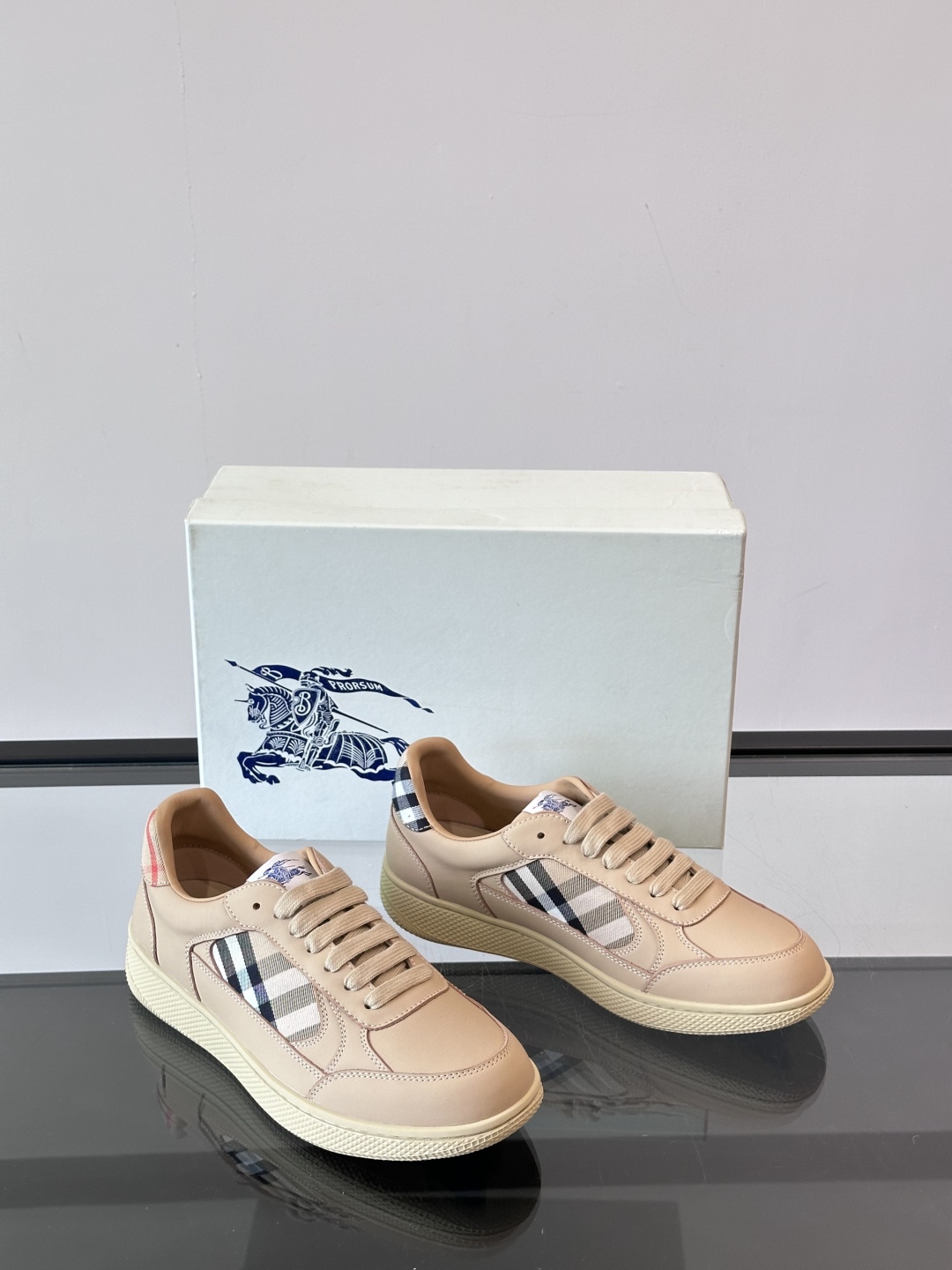 𝐁𝐔𝐑𝐁𝐄𝐑𝐑𝐘巴宝莉 终于来了|酷·飒 格纹terrace运动鞋 ，巴宝莉（Burberry）经典原素
