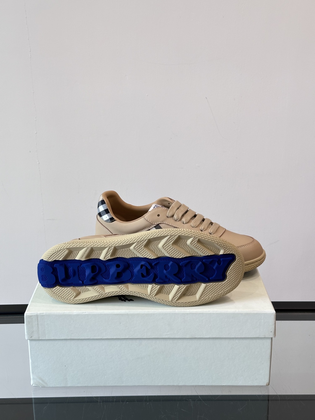 𝐁𝐔𝐑𝐁𝐄𝐑𝐑𝐘巴宝莉 终于来了|酷·飒 格纹terrace运动鞋 ，巴宝莉（Burberry）经典原素