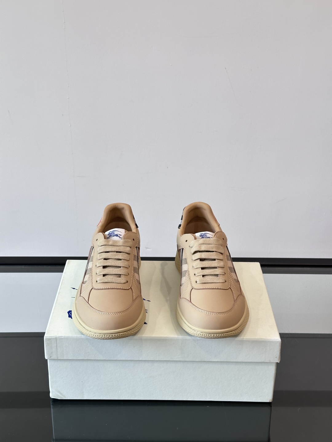 𝐁𝐔𝐑𝐁𝐄𝐑𝐑𝐘巴宝莉 终于来了|酷·飒 格纹terrace运动鞋 ，巴宝莉（Burberry）经典原素
