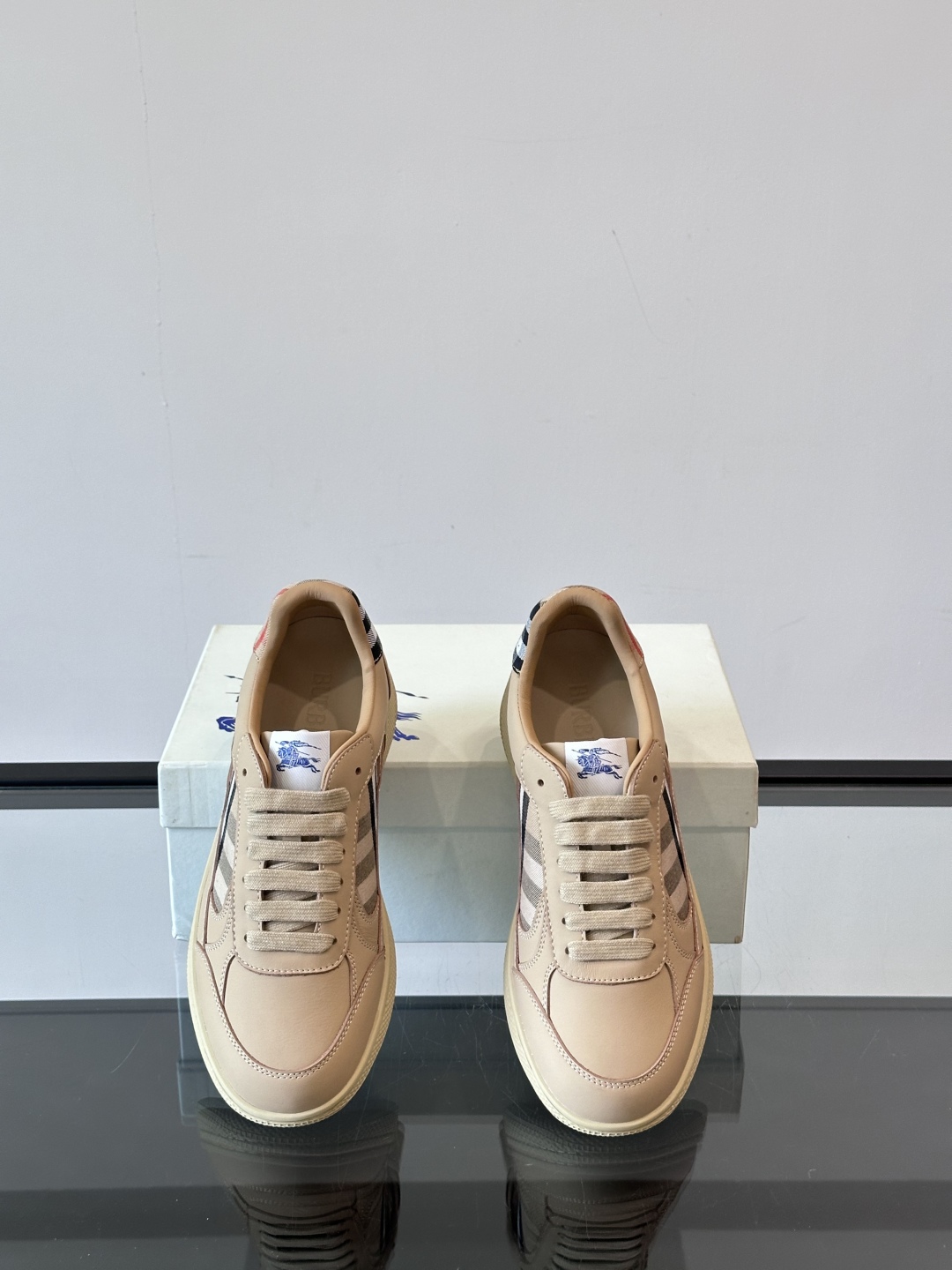 𝐁𝐔𝐑𝐁𝐄𝐑𝐑𝐘巴宝莉 终于来了|酷·飒 格纹terrace运动鞋 ，巴宝莉（Burberry）经典原素