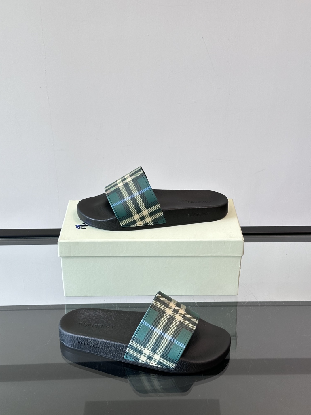 Burberry 夏日必备的拖鞋春夏Love系列情侣👫鞋，印花格纹拖鞋英伦经典复古格纹，流线型鞋垫设计非