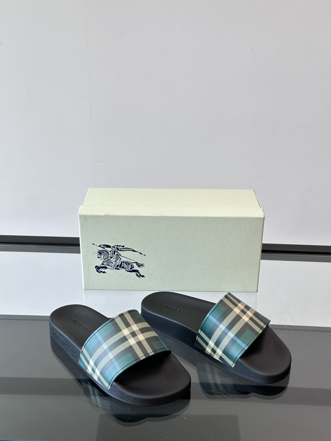 Burberry 夏日必备的拖鞋春夏Love系列情侣👫鞋，印花格纹拖鞋英伦经典复古格纹，流线型鞋垫设计非