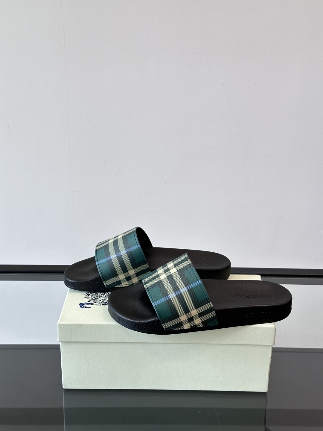 Burberry 夏日必备的拖鞋春夏Love系列情侣👫鞋，印花格纹拖鞋英伦经典复古格纹，流线型鞋垫设计非
