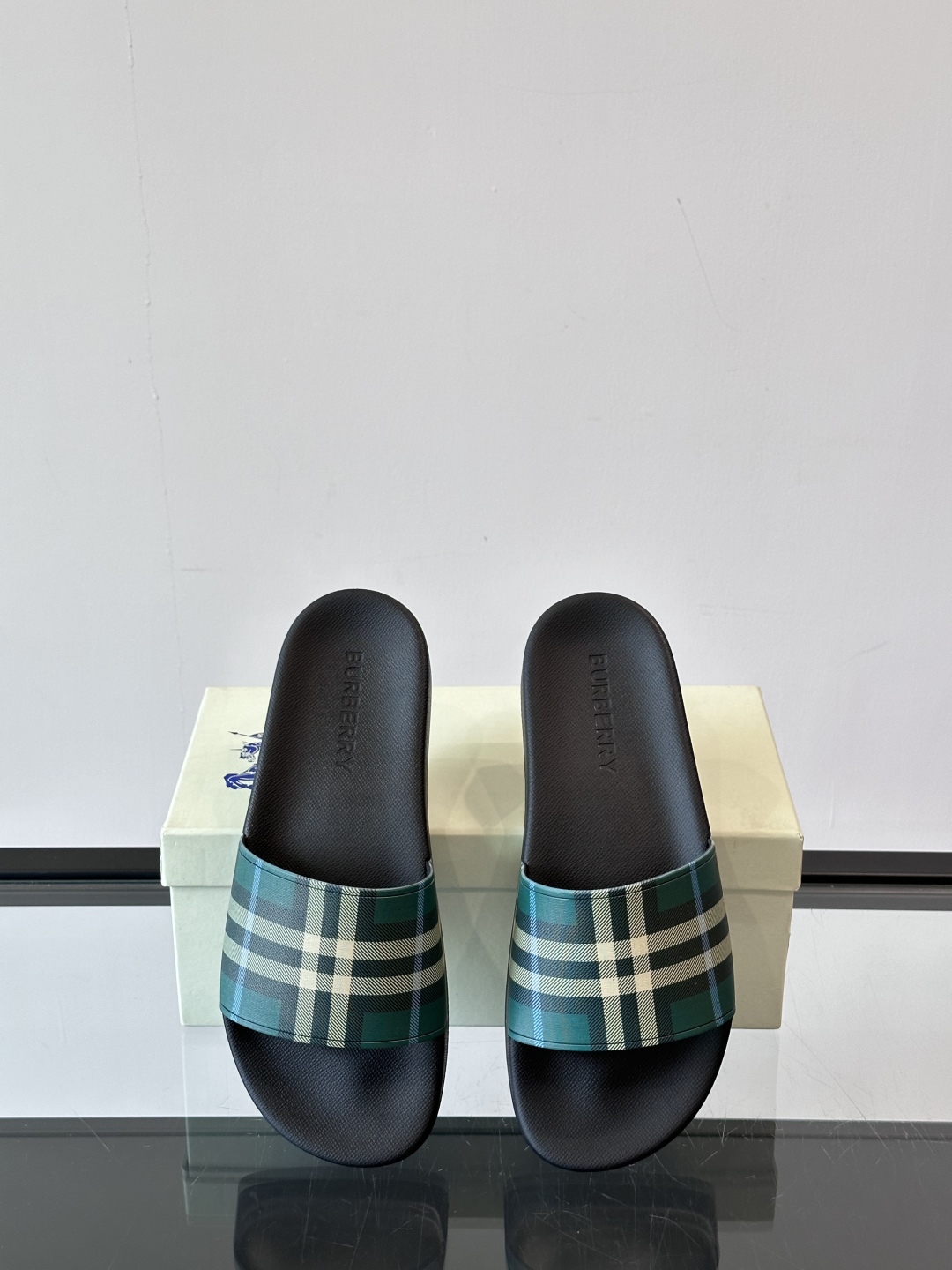 Burberry 夏日必备的拖鞋春夏Love系列情侣👫鞋，印花格纹拖鞋英伦经典复古格纹，流线型鞋垫设计非