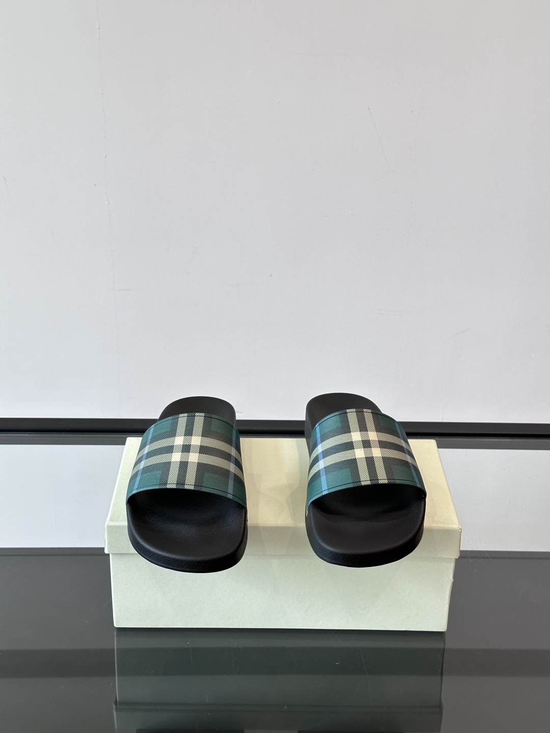 Burberry 夏日必备的拖鞋春夏Love系列情侣👫鞋，印花格纹拖鞋英伦经典复古格纹，流线型鞋垫设计非