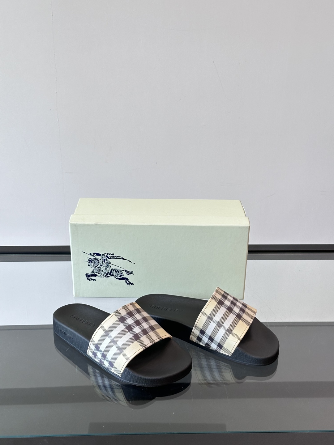 Burberry 夏日必备的拖鞋春夏Love系列情侣👫鞋，印花格纹拖鞋英伦经典复古格纹，流线型鞋垫设计非
