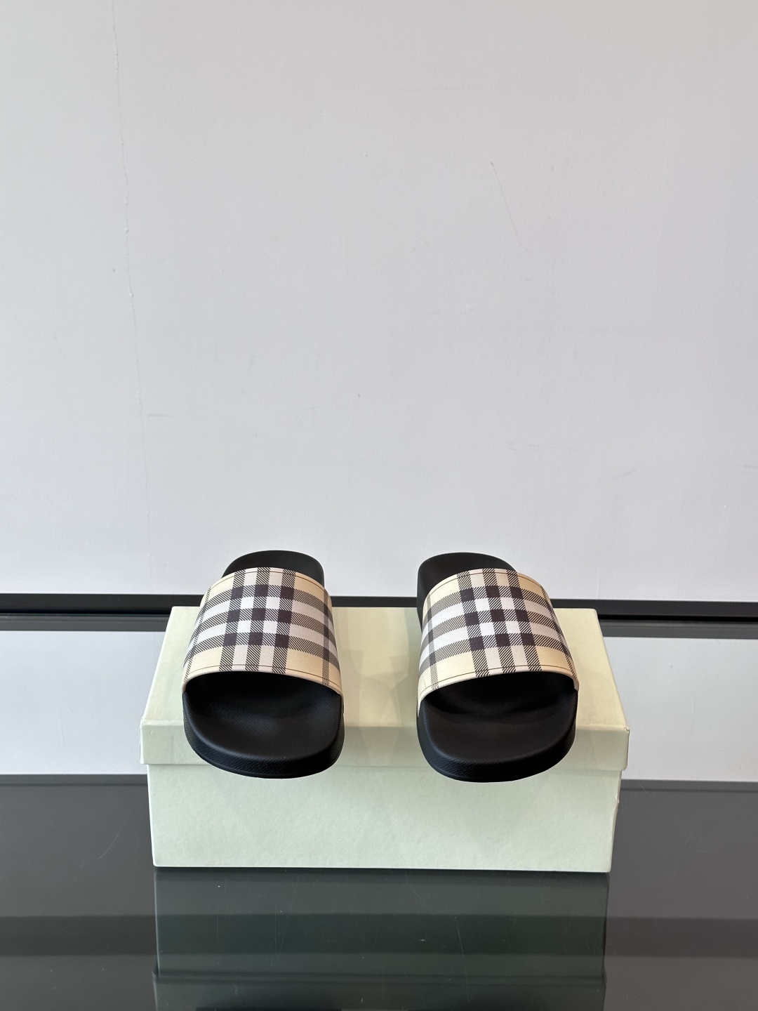 Burberry 夏日必备的拖鞋春夏Love系列情侣👫鞋，印花格纹拖鞋英伦经典复古格纹，流线型鞋垫设计非