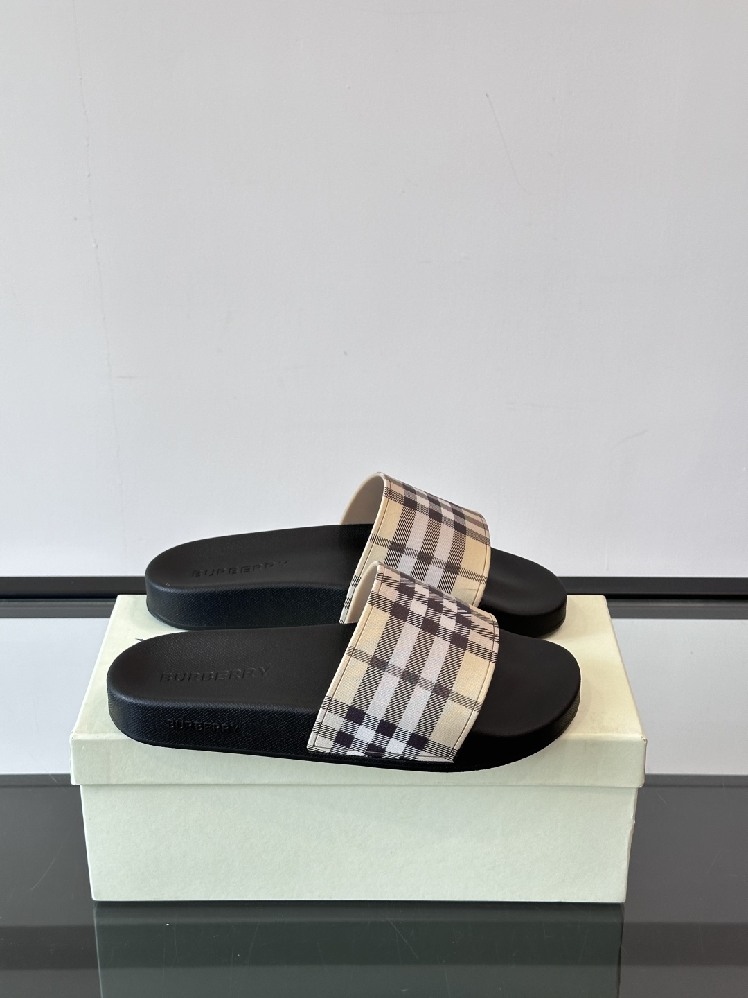 Burberry 夏日必备的拖鞋春夏Love系列情侣👫鞋，印花格纹拖鞋英伦经典复古格纹，流线型鞋垫设计非