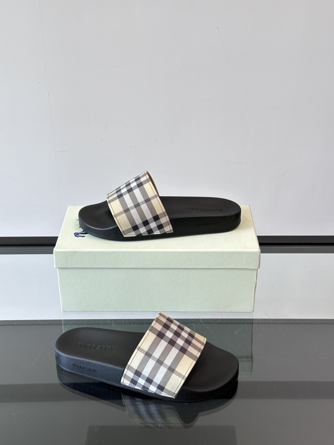 Burberry 夏日必备的拖鞋春夏Love系列情侣👫鞋，印花格纹拖鞋英伦经典复古格纹，流线型鞋垫设计非