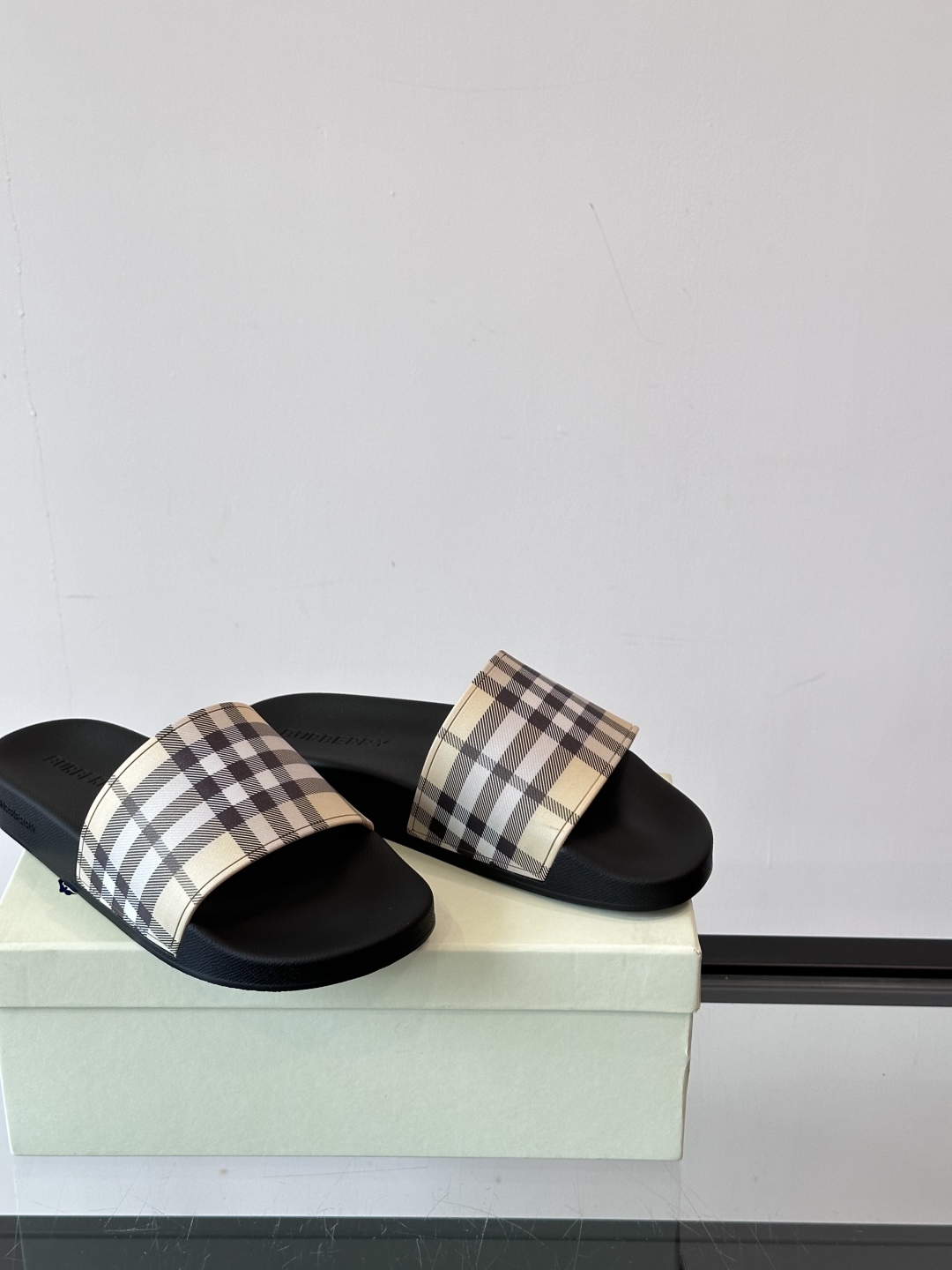 Burberry 夏日必备的拖鞋春夏Love系列情侣👫鞋，印花格纹拖鞋英伦经典复古格纹，流线型鞋垫设计非