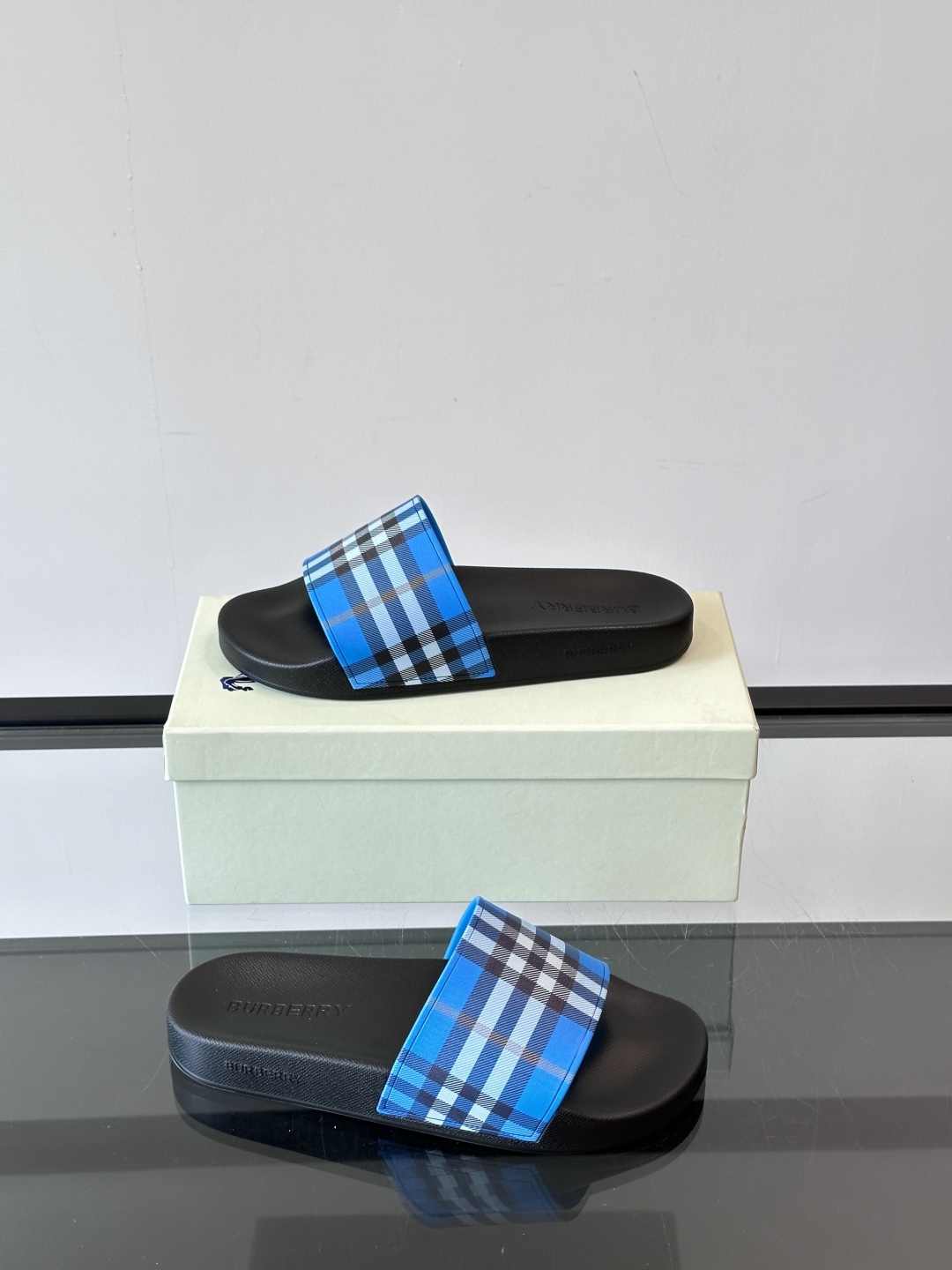 Burberry 夏日必备的拖鞋春夏Love系列情侣👫鞋，印花格纹拖鞋英伦经典复古格纹，流线型鞋垫设计非